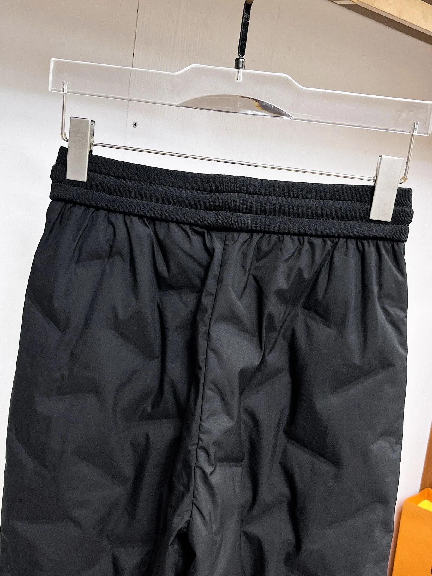P490 Big Goose🇨🇦 🔥50ss thickened warm down pants, a new autumn and winter product, are here. 🌹Winter essential outdoor windproof, lockable and warm. Made of professional-grade outdoor windproof, waterproof and breathable fabric. Lining is filled with %90 white duck down. Lightweight design. Lightweight and warm. Seamless gluing process on the inside. Made of light and gall-free anti-drilling fabric to effectively prevent velvet running. Original hardware accessories Classic logo matching, simple and versatile, the upper body is stylish and not bloated, the same style for men and women! Size: M-3XL.
